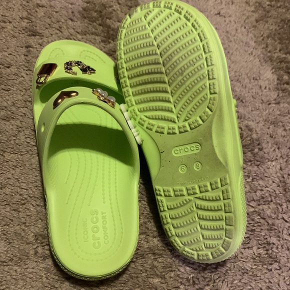 Crocs Slippers with super cute accessories - Picture 5 of 5